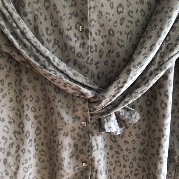 H&M button down top - Picture 3 of 3